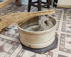 1B-klases-mokiniai-mokyklos-muziejuje-„Lino-muka-4