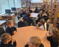 Pirmoku-ir-penktoku-susipazinimas-su-mokyklos-biblioteka-1